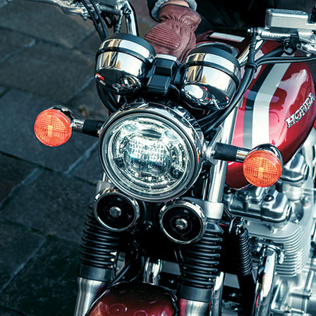Detailní záběr světel motocyklu Honda CB1100EX.