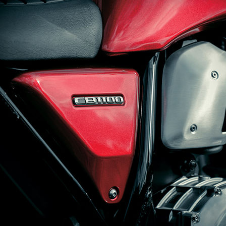 Detailní záběr bočního panelu motocyklu Honda CB1100EX.