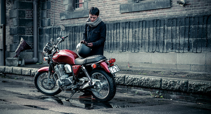 Zadní tříčtvrtinový pohled na motocykl Honda CB1100EX s jezdcem.