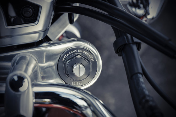 Detailní záběr odpružení předního kola motocyklu CB1100EX.