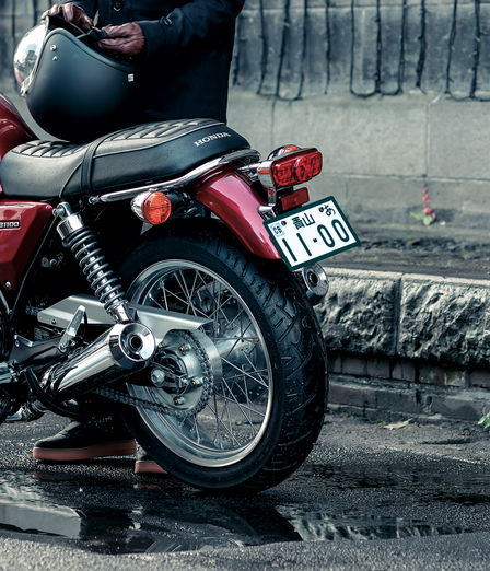 Detailní záběr odpružení motocyklu CB1100EX zezadu.