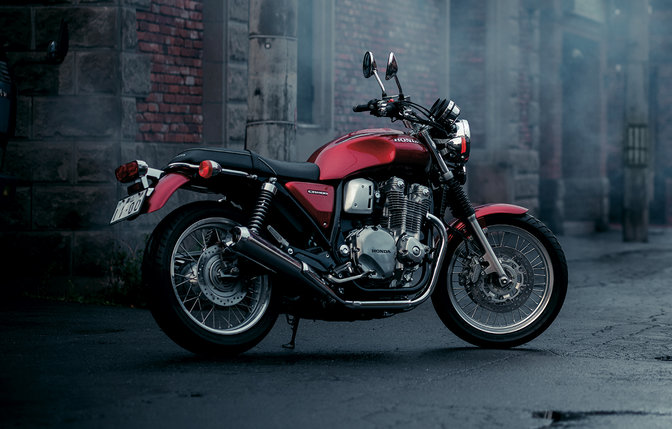 Pravý poloprofil motocyklu Honda CB1100EX zezadu.