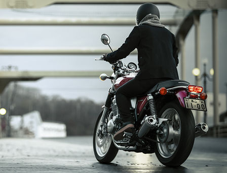 Pravý poloprofil motocyklu Honda CB1100EX s jezdcem zezadu.