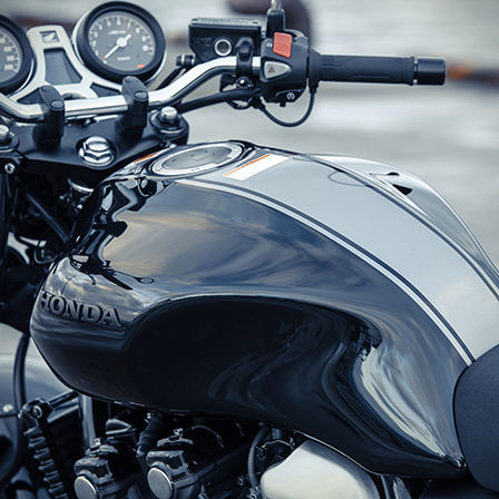 Detailní záběr palivové nádrže motocyklu Honda CB1100 RS.