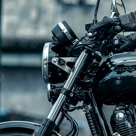 Detailní záběr odpružení modelu Honda CB1100 RS.