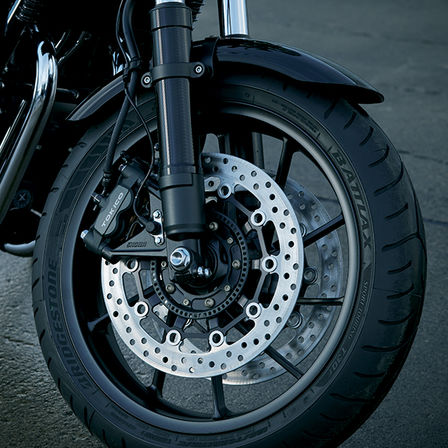 Detailní záběr zadního kola a brzdových kotoučů modelu Honda CB1100 RS.