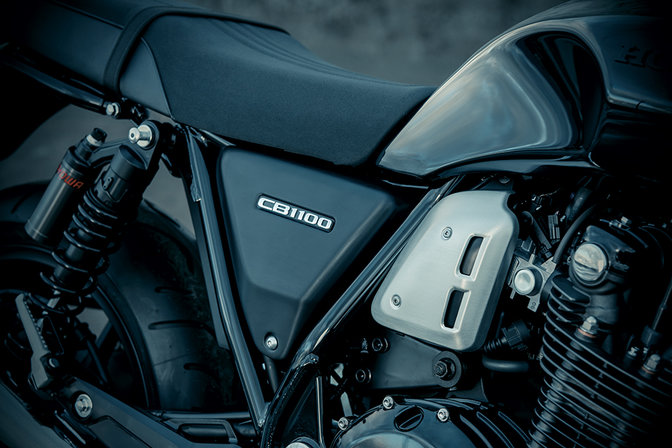 Detailní záběr bočních panelů modelu Honda CB1100 RS.