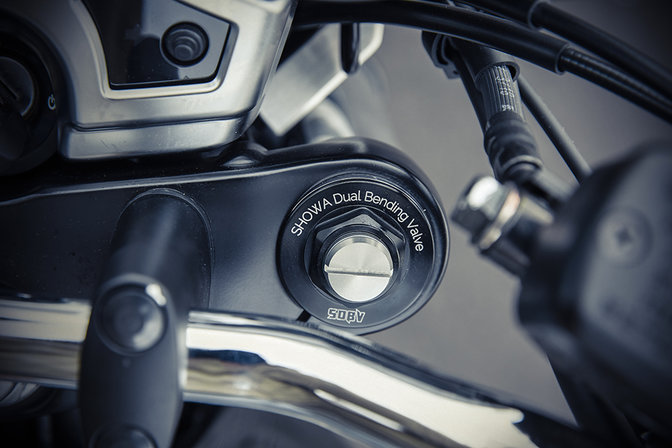 Detailní záběr odpružení předního kola motocyklu CB1100 RS.