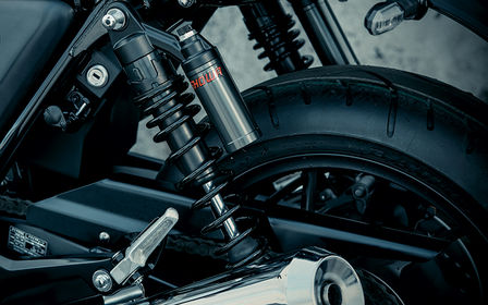 Detailní záběr odpružení motocyklu CB1100 RS zezadu.
