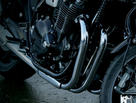 Detailní záběr výfuku motocyklu Honda CB1100 RS.