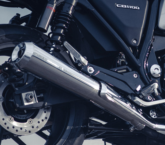 Detailní záběr motoru motocyklu Honda CB1100 RS.