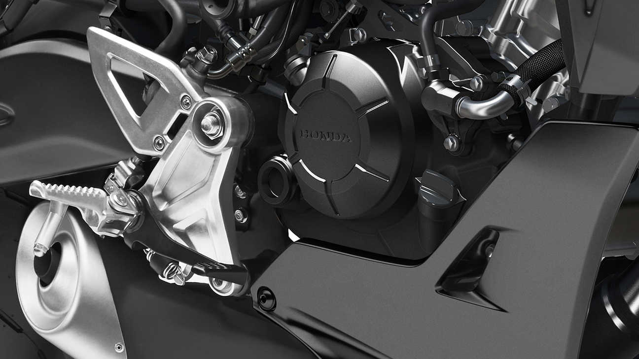 Honda CB125R, výkonnější, DOHC 4V, jednoválcový motor chlazený kapalinou