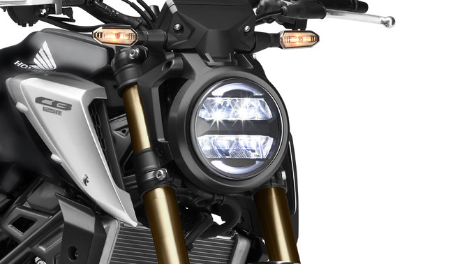 Honda CB125R, poloprofil, přední pravá strana, záběr na světla, studiový záběr, černý motocykl