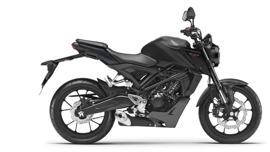 Honda CB125R, pravá strana, studiový záběr, černý motocykl