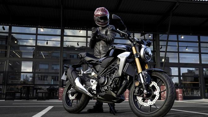 Boční pohled na zaparkovaný model Honda Neo Sports Café CB300R.