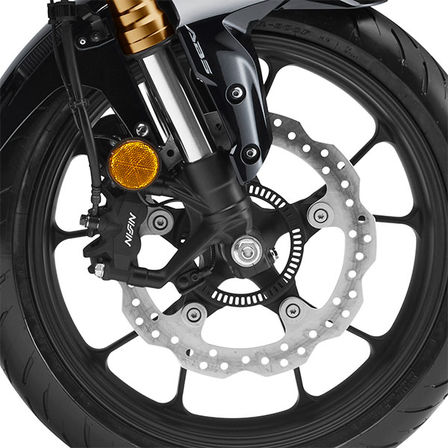 Detailní záběr kola motocyklu Honda CB300R Neo Sports Café.