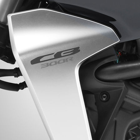 Detailní záběr krytu modelu Honda CB300R Neo Sports Café.