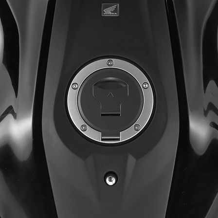Detailní záběr nádrže modelu Honda CB300R Neo Sports Café.