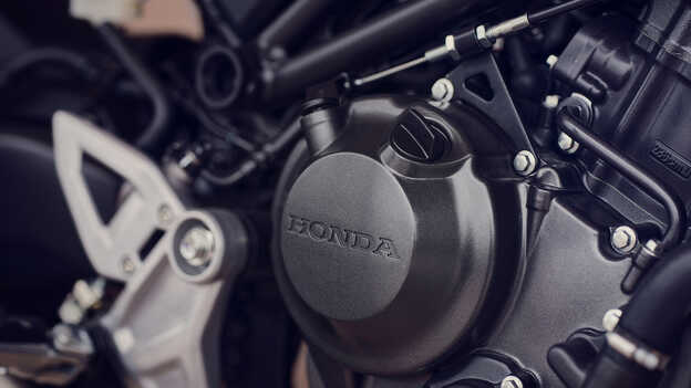 Detailní záběr jednoválcového čtyřventilového DOHC motoru stroje Honda CB300R.