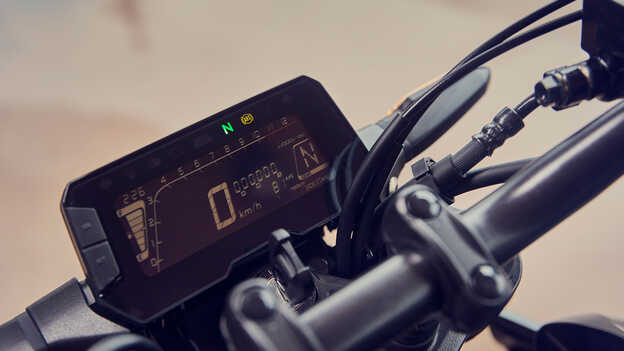 Detailní záběr přehledného LCD přístrojového panelu stroje Honda CB300R s ukazatelem převodového stupně