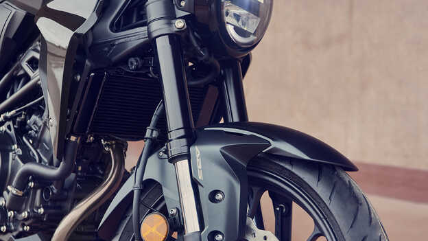 Detailní záběr na nové vidlice Showa SFF-BP USD modelu Honda CB300R