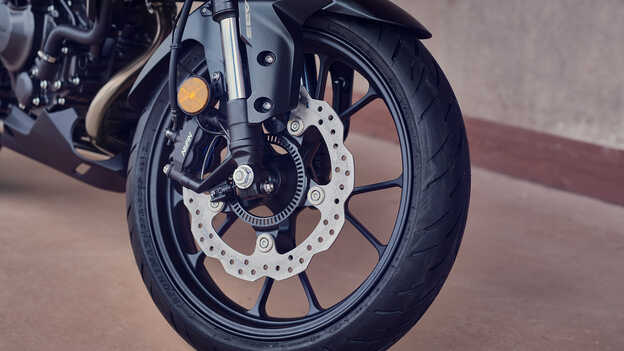 Detailní záběr IMU a ovládání brzdění ABS stroje Honda CB300R.