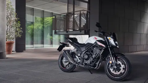 CB500 Hornet, stojící na pravé straně