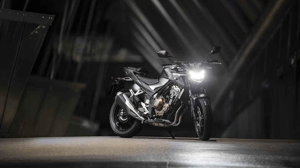 CB500F, přední pravý poloprofil, ve městě za tmy