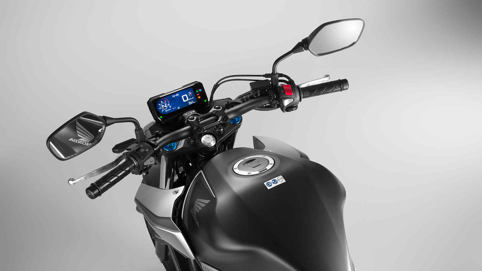 CB500F, záběr na kokpit