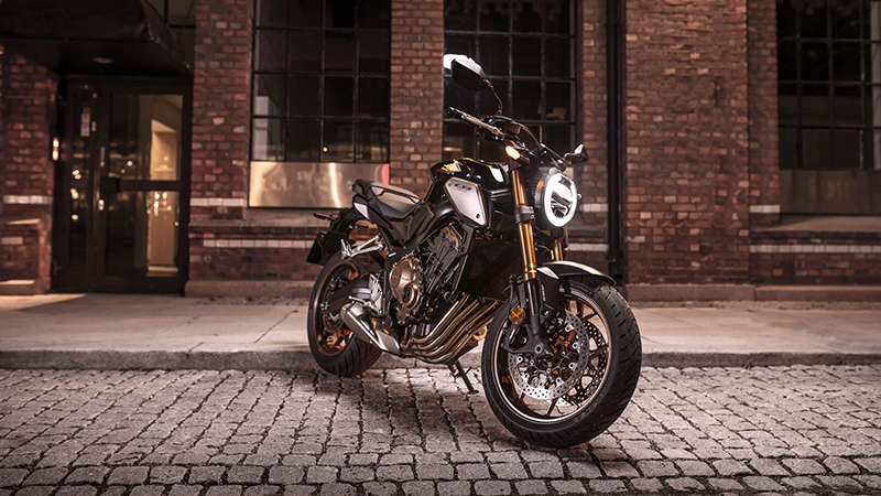 CB650R Neo Sports Café, přední pravý poloprofil, ve městě za tmy