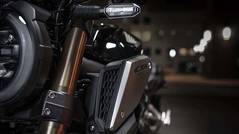 CB650R Neo Sports Café, záběr na sací vzduchový kanál