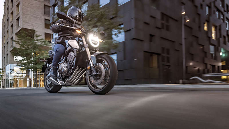 CB650R Neo Sports Café, přední pravý poloprofil, s jezdcem, ve městě