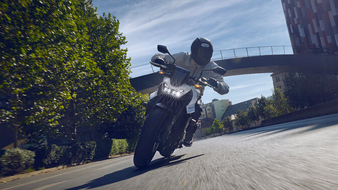 Honda CB750 Hornet za jízdy v tunelu