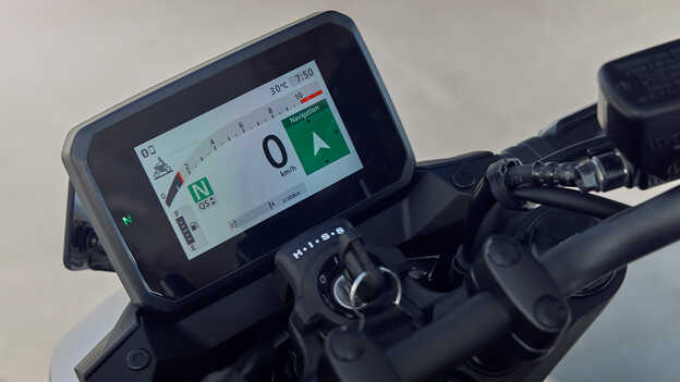 TFT displej modelu Honda CB750 Hornet s navigací.