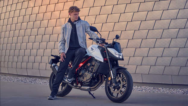 CB750 Hornet je k dispozici ve verzi pro řidičské oprávnění skupiny A2
