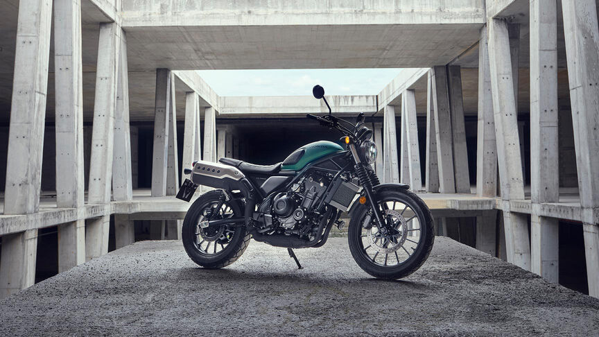 Honda CL500 – stojící, přední poloprofil, na cestě