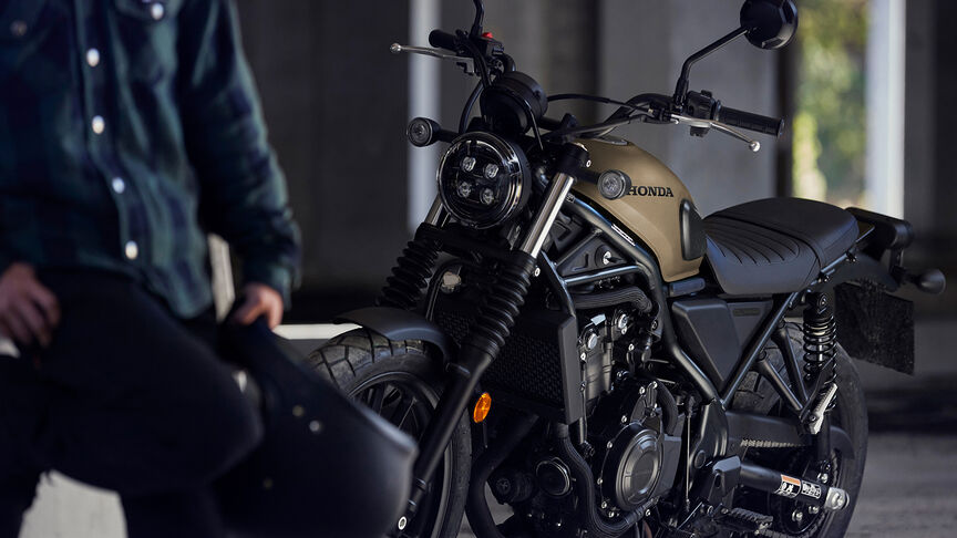 Honda CL500 – stojící, přední poloprofil, na cestě