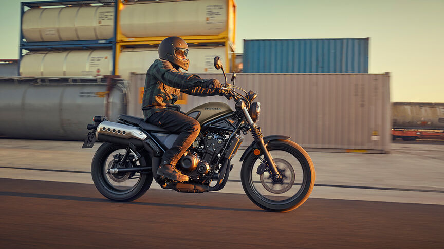 Honda CL500 – stojící, přední poloprofil, na cestě