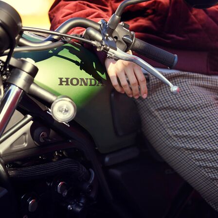 Honda CL500 – detailní záběr palivové nádrže.