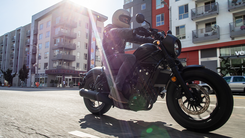 CMX500 Rebel, záběr zepředu s plným osvětlením LED