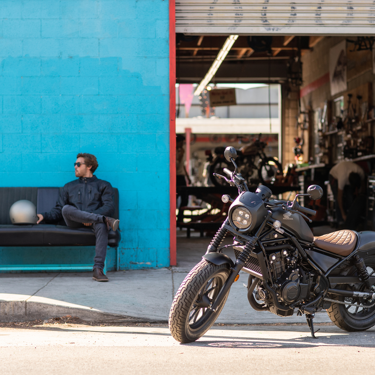 Honda CMX500 Rebel, s jezdcem, na ulici 