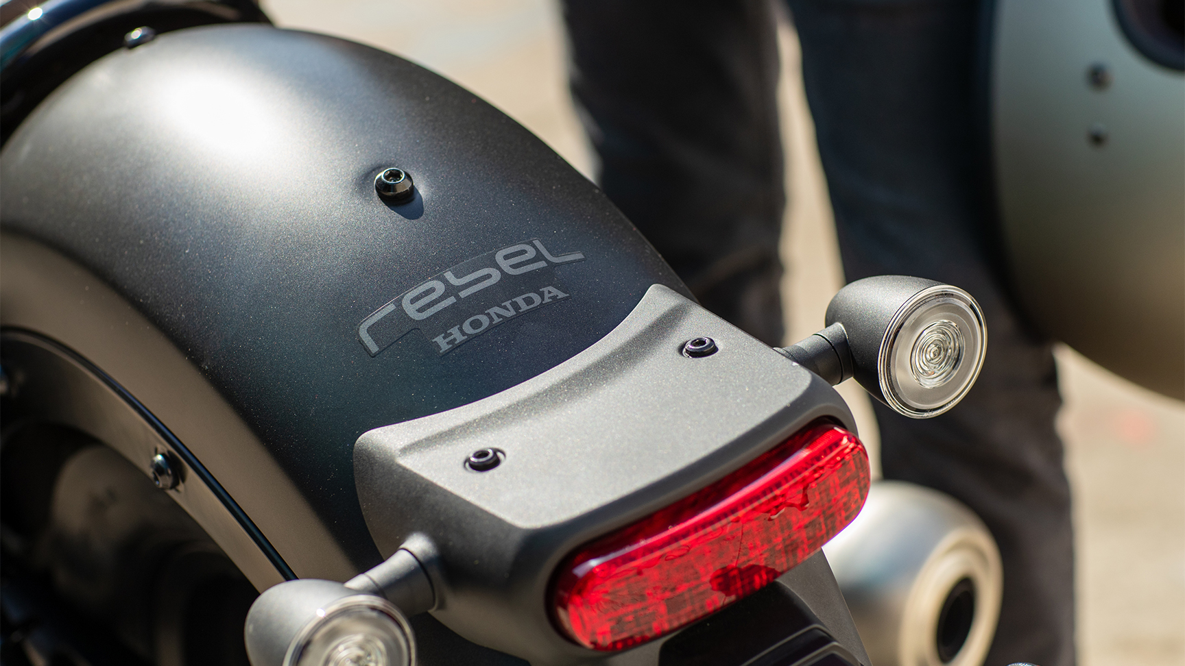 CMX500 Rebel se dvěma jezdci