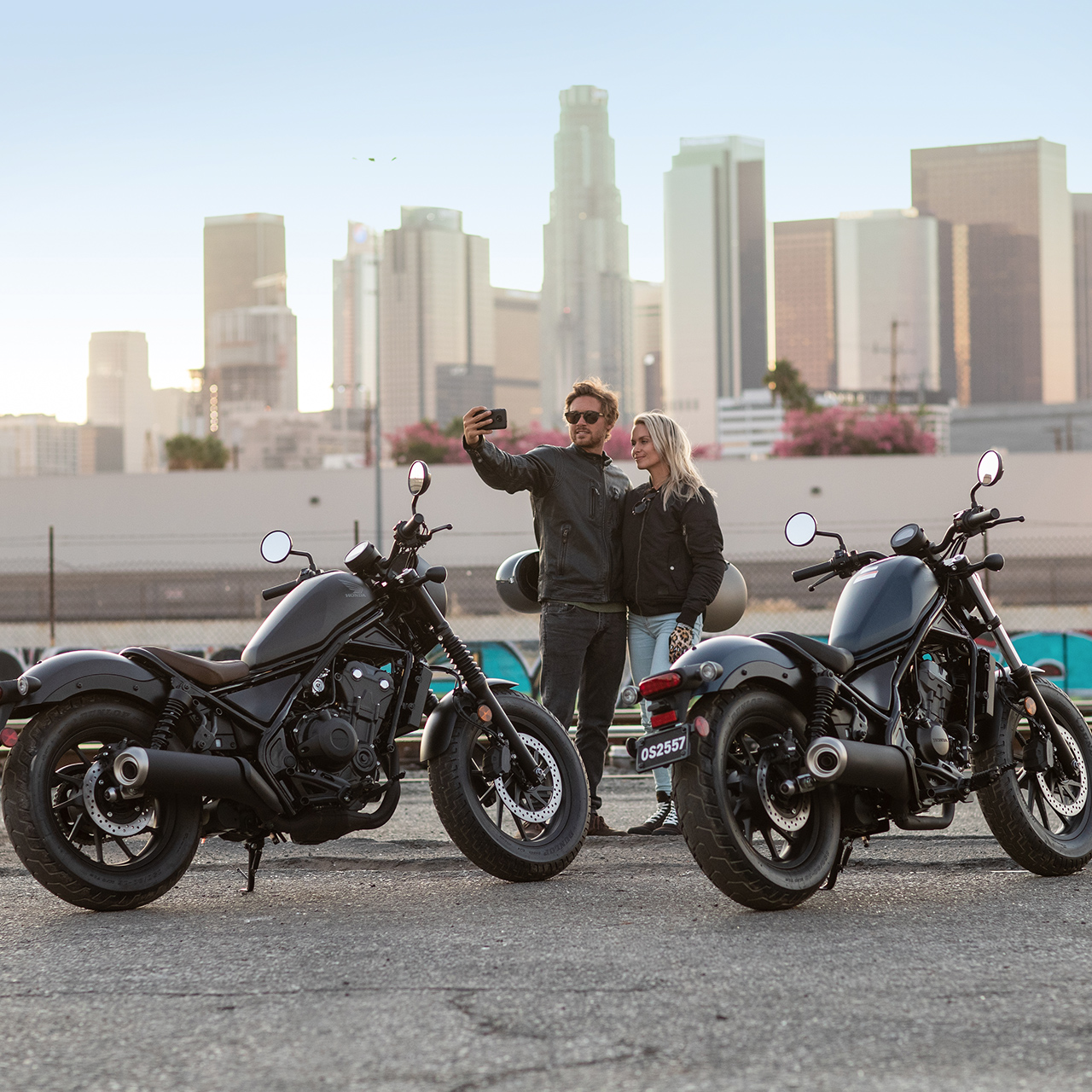 Pár stojící vedle motocyklu CMX500 Rebel