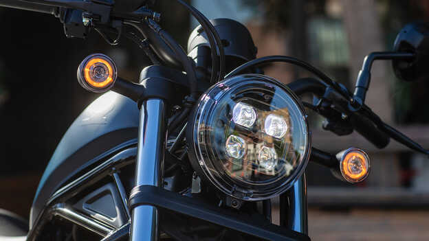 CMX500 Rebel, záběr zepředu s plným osvětlením LED