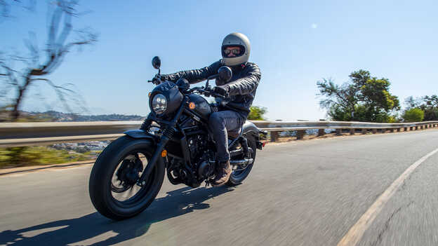 Jezdec na motocyklu Honda CMX500 Rebel na silnici