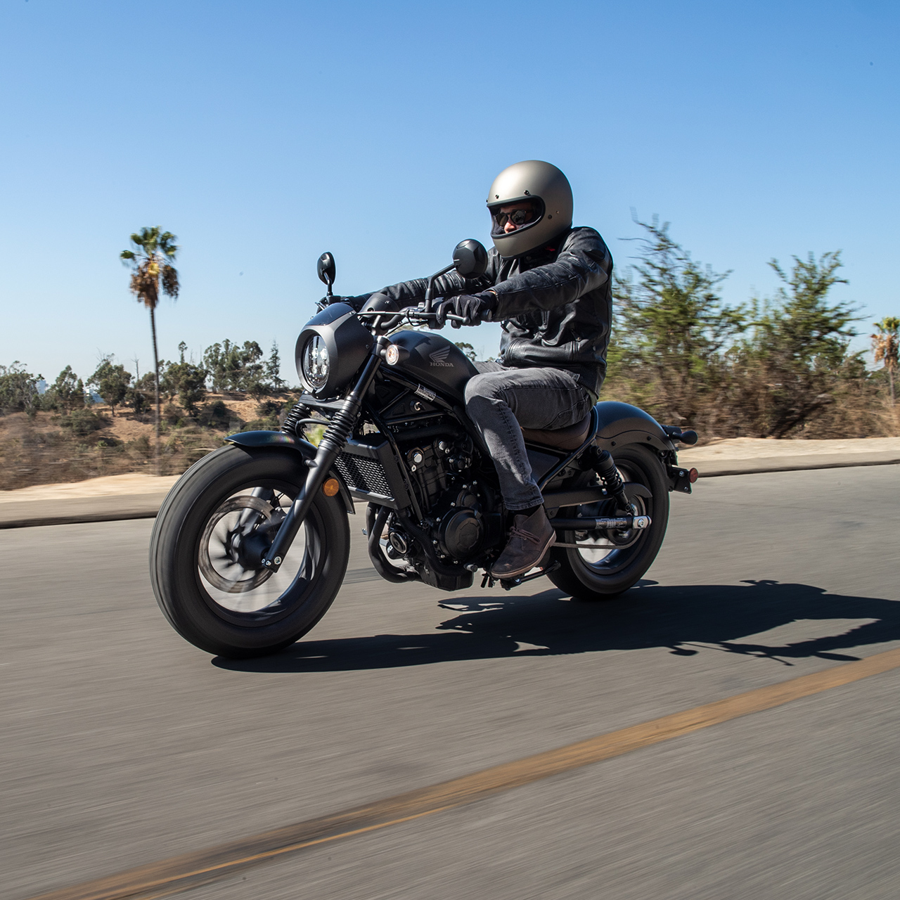 Honda CMX500 Rebel, s jezdcem, na ulici 
