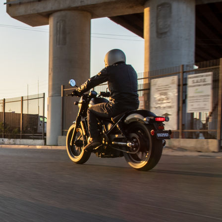 Zadní třičtvrtinový pohled na motocykl Honda CMX500 Rebel při jízdě na ulici.