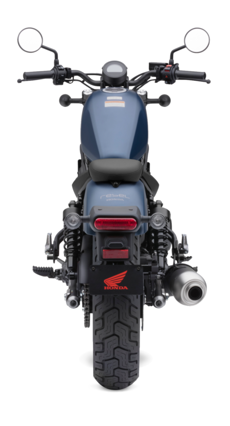 Pohled zezadu na motocykl Honda CMX500 Rebel.