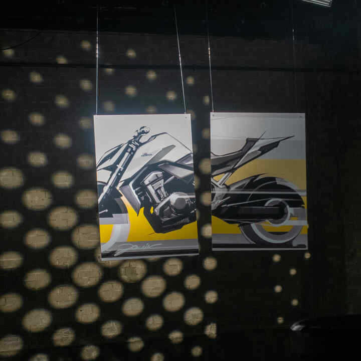 Náčrt konceptu Hondy Hornet zavěšený na stěně.