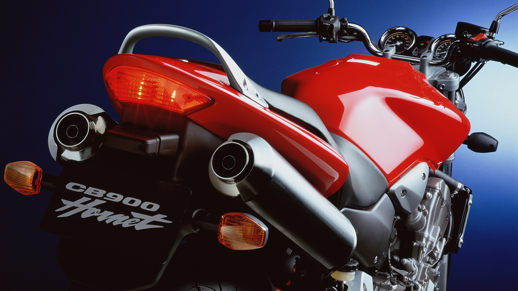 Detailní pohled zezadu na Hondu Hornet CB900.